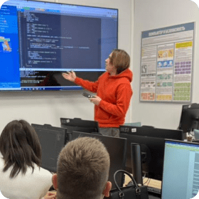 Профильные дисциплины ведут преподаватели- практики